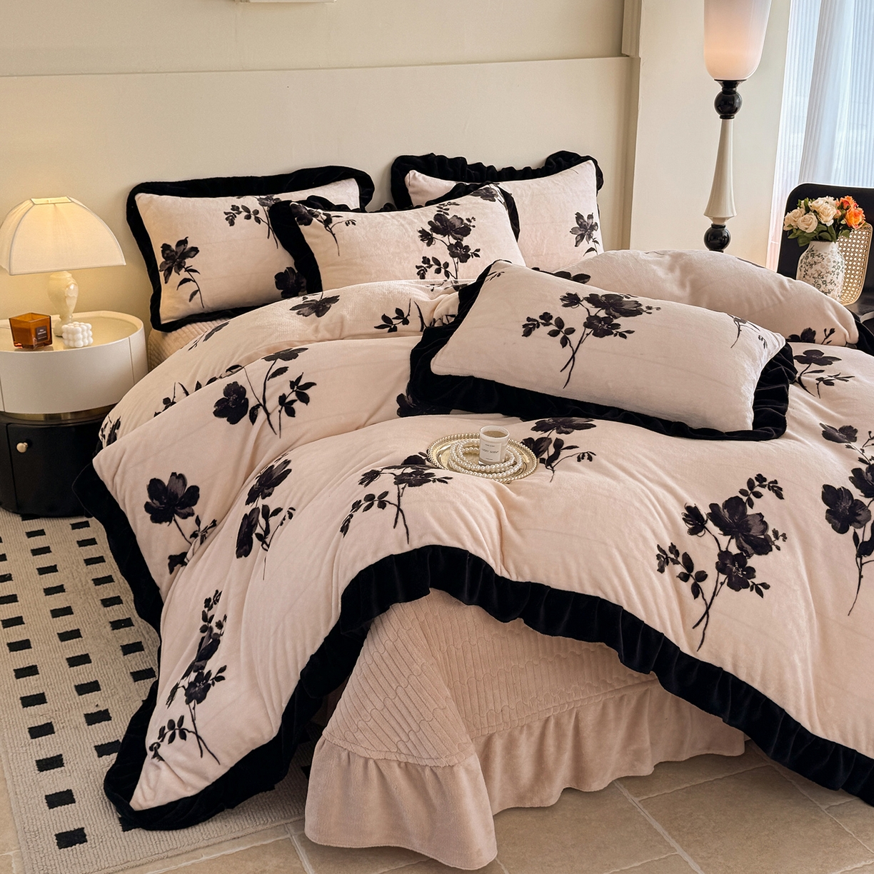 91家纺网 家纺一手货源 找家纺 慕晨 2025新款花边牛奶绒床盖四件套 墨染花