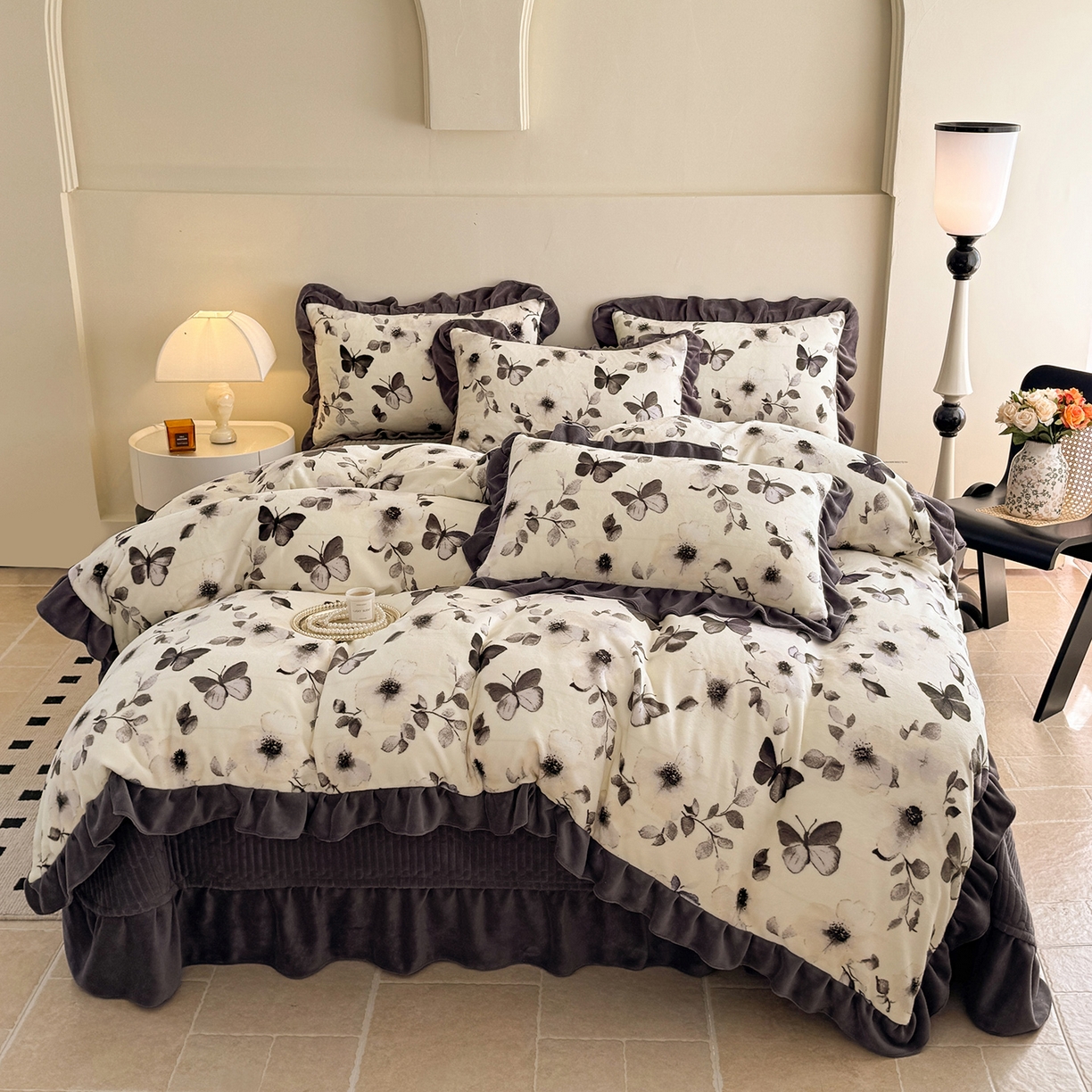 91家纺网 家纺一手货源 找家纺 慕晨 2025新款花边牛奶绒床盖四件套 花间蝶