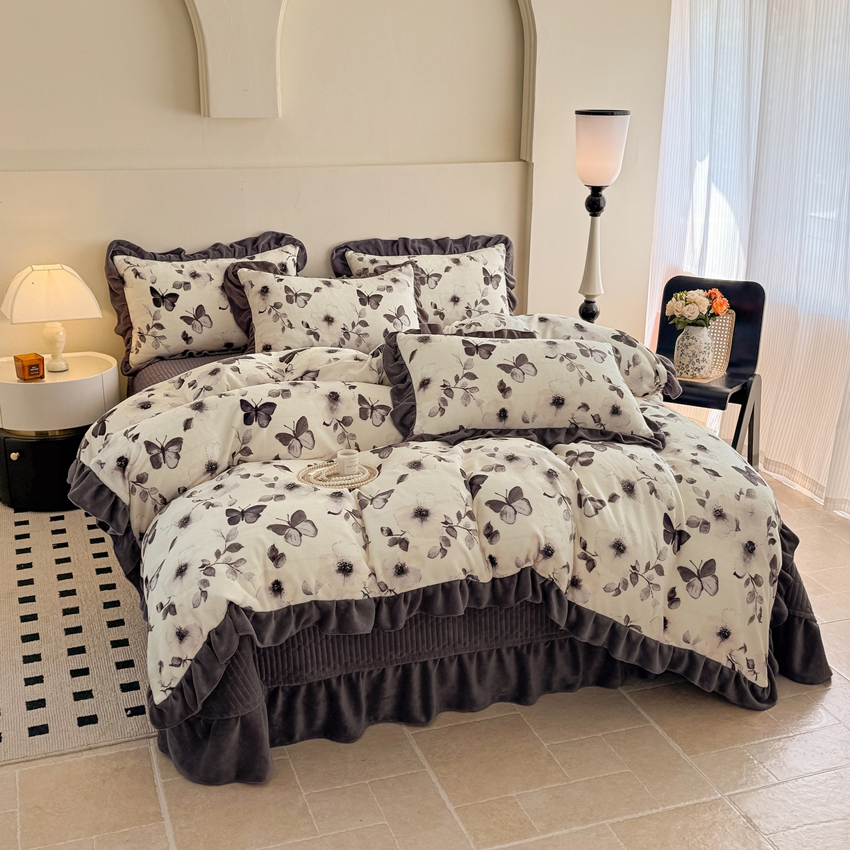 91家纺网 家纺一手货源 找家纺 慕晨 2025新款花边牛奶绒床盖四件套 花间蝶