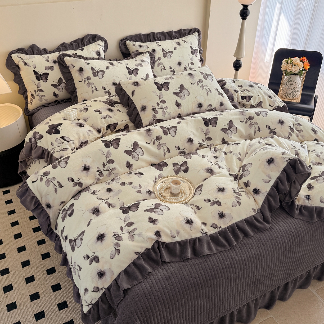 91家纺网 家纺一手货源 找家纺 慕晨 2025新款花边牛奶绒床盖四件套 花间蝶