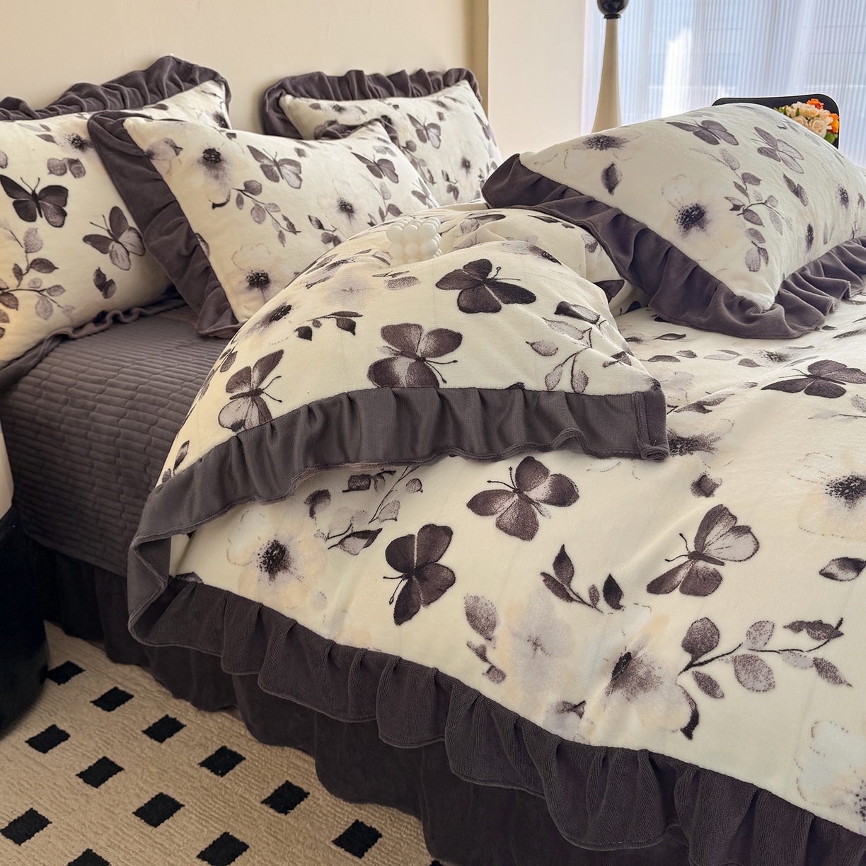 91家纺网 家纺一手货源 找家纺 慕晨 2025新款花边牛奶绒床盖四件套 花间蝶