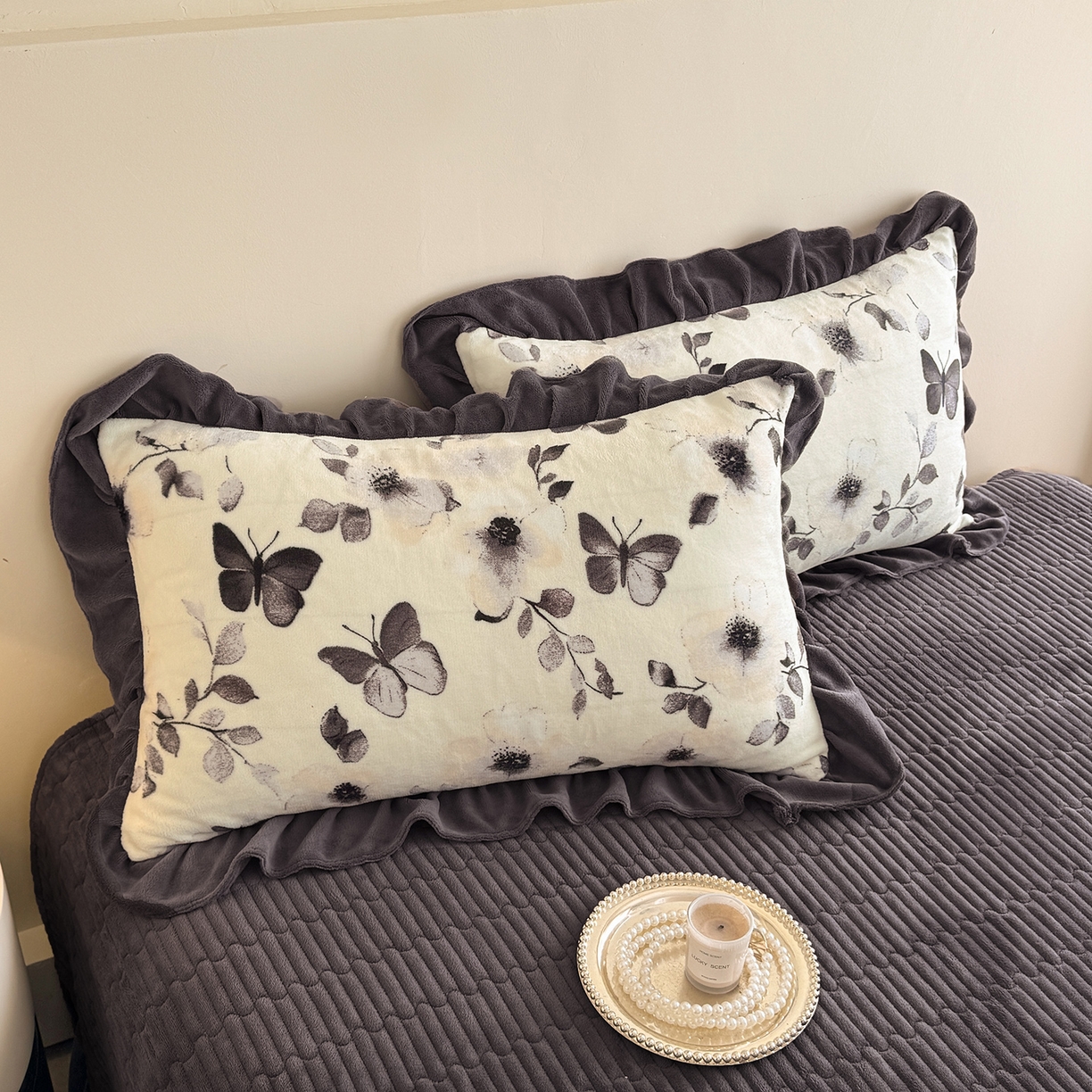 91家纺网 家纺一手货源 找家纺 慕晨 2025新款花边牛奶绒床盖四件套 花间蝶