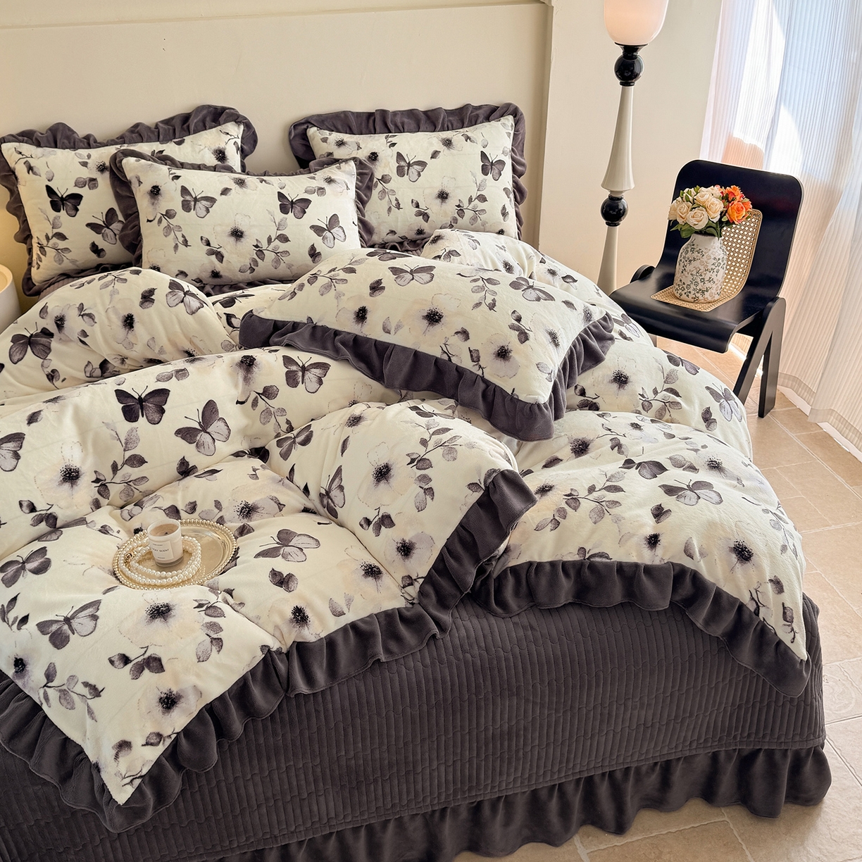 91家纺网 家纺一手货源 找家纺 慕晨 2025新款花边牛奶绒床盖四件套 花间蝶