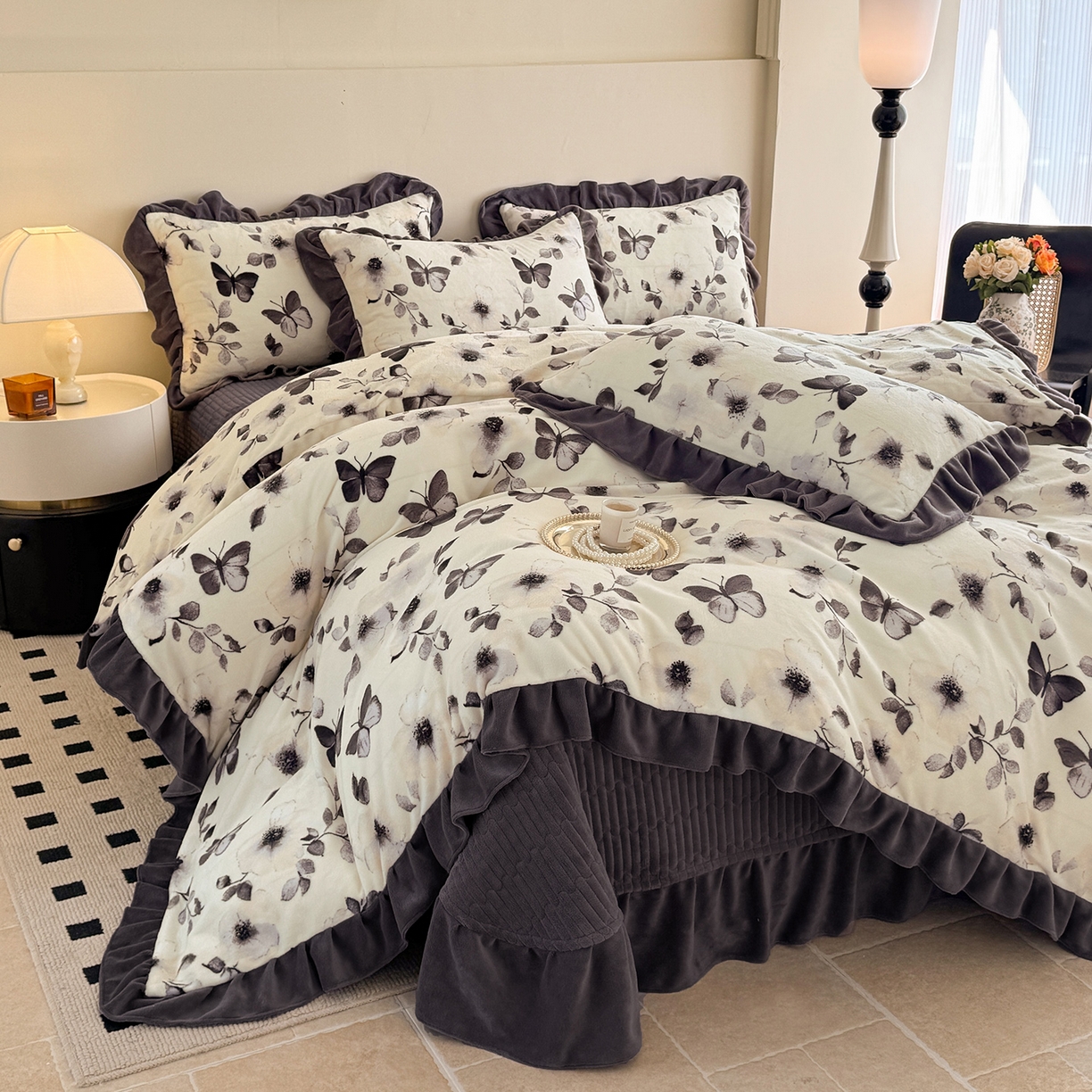 91家纺网 家纺一手货源 找家纺 慕晨 2025新款花边牛奶绒床盖四件套 花间蝶