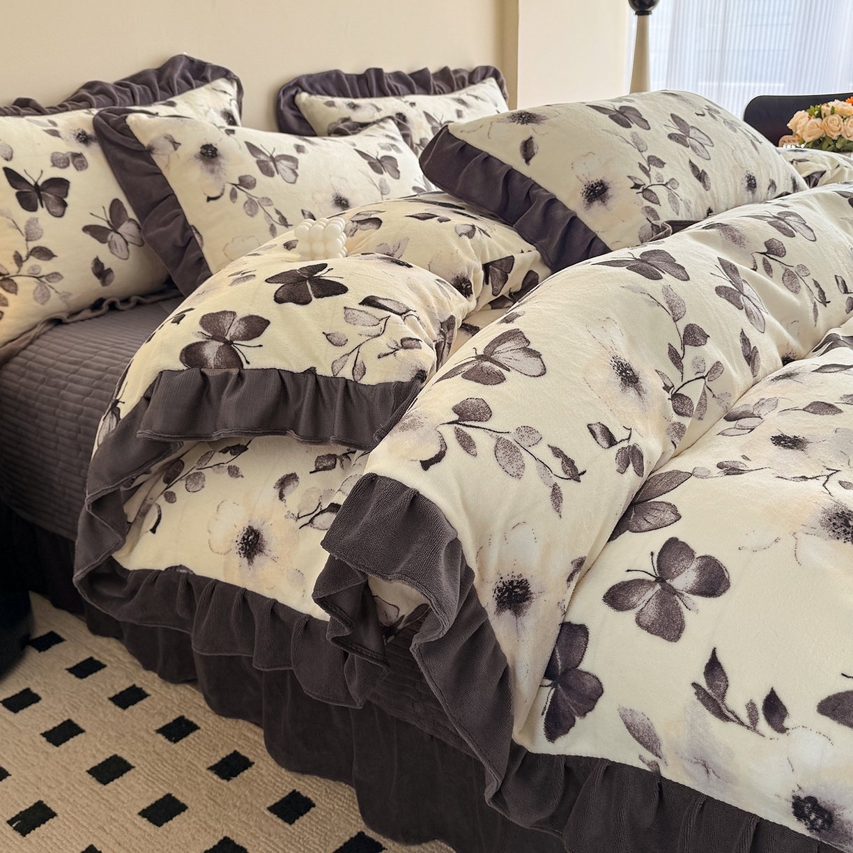 91家纺网 家纺一手货源 找家纺 慕晨 2025新款花边牛奶绒床盖四件套 花间蝶