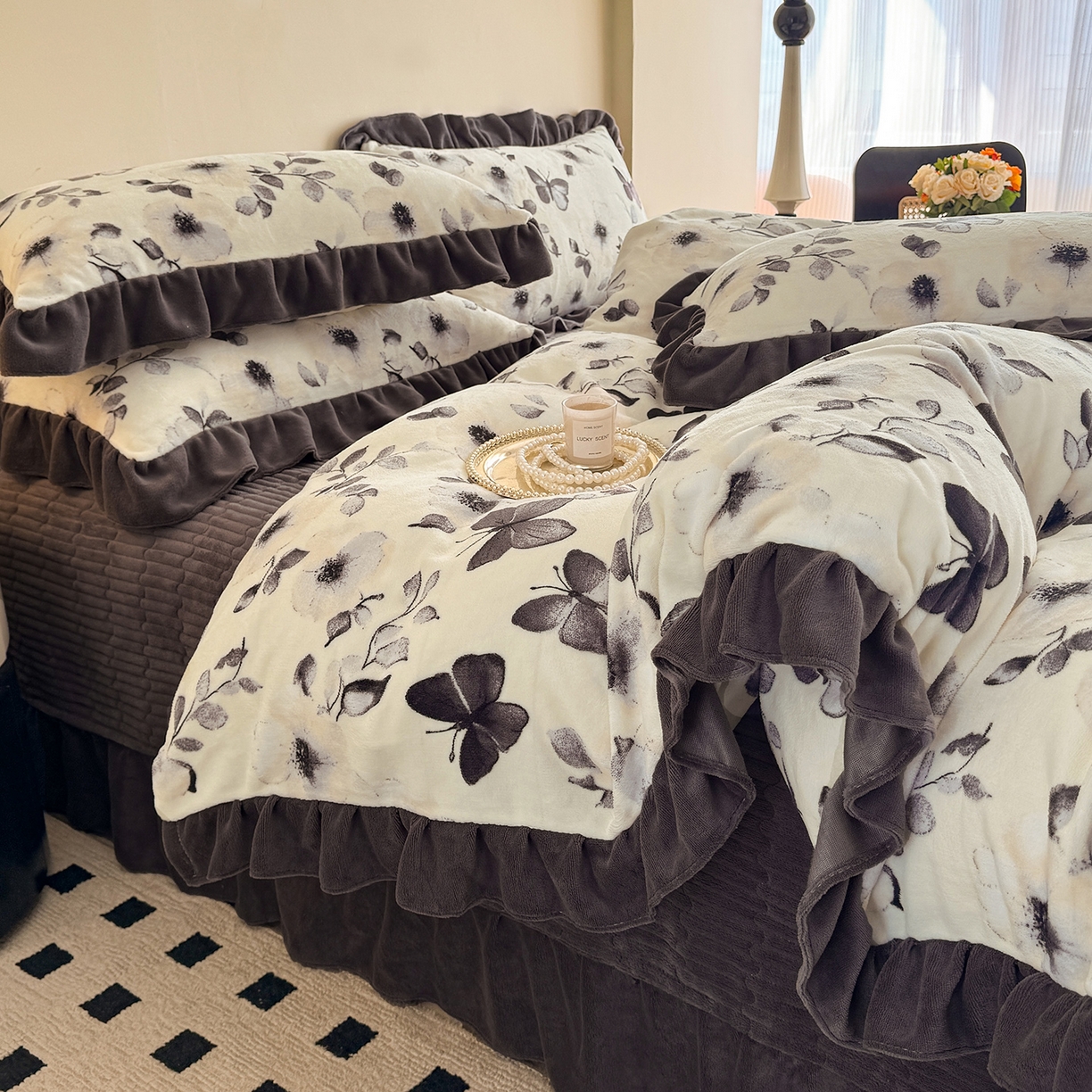 91家纺网 家纺一手货源 找家纺 慕晨 2025新款花边牛奶绒床盖四件套 花间蝶