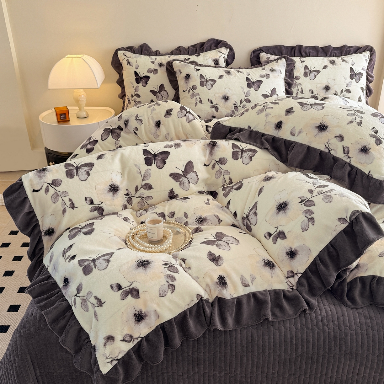 91家纺网 家纺一手货源 找家纺 慕晨 2025新款花边牛奶绒床盖四件套 花间蝶