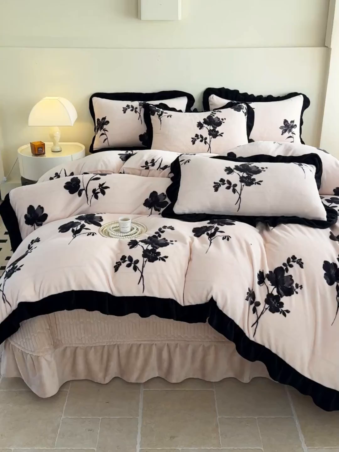 91家纺网 家纺一手货源 找家纺 慕晨 2025新款花边牛奶绒床盖四件套 墨染花