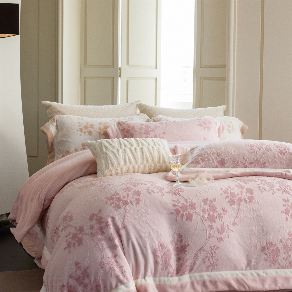 91家纺网 家纺一手货源 找家纺 （总）馨蕊 2025新款秋冬轻奢煦暖绒雕花绒系列四件套-绒澜韵 【券后控价318/338】