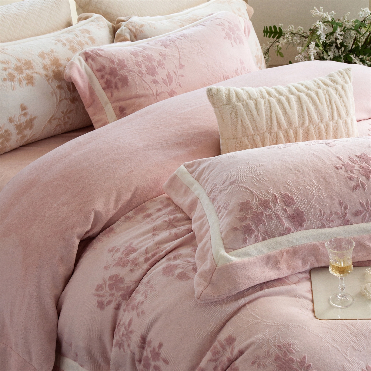 91家纺网 家纺一手货源 找家纺 （总）馨蕊 2025新款秋冬轻奢煦暖绒雕花绒系列四件套-绒澜韵 【券后控价318/338】