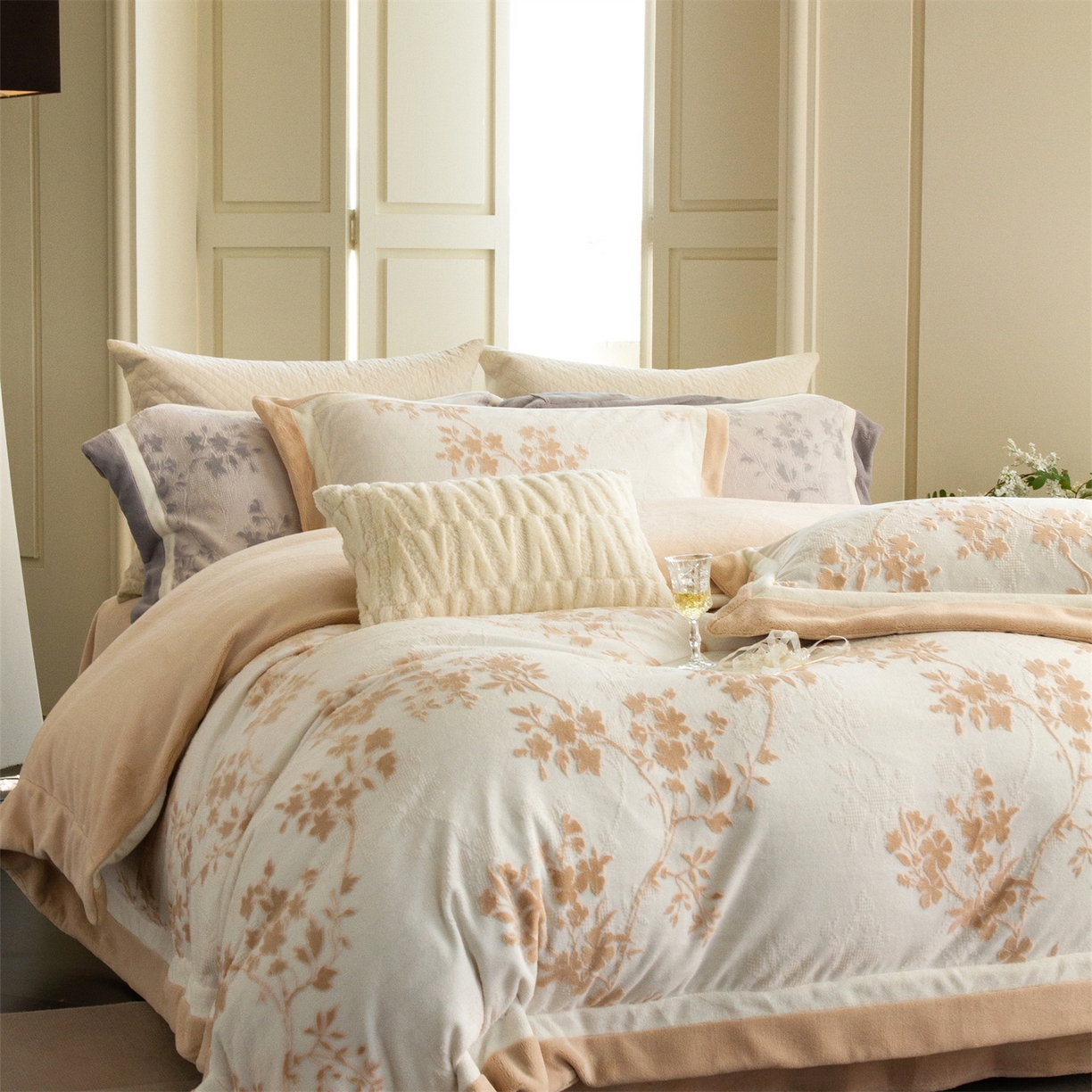 91家纺网 家纺一手货源 找家纺 馨蕊 2025新款秋冬轻奢煦暖绒雕花绒系列四件套-绒澜韵 【券后控价318/338】 绒澜韵-白玉