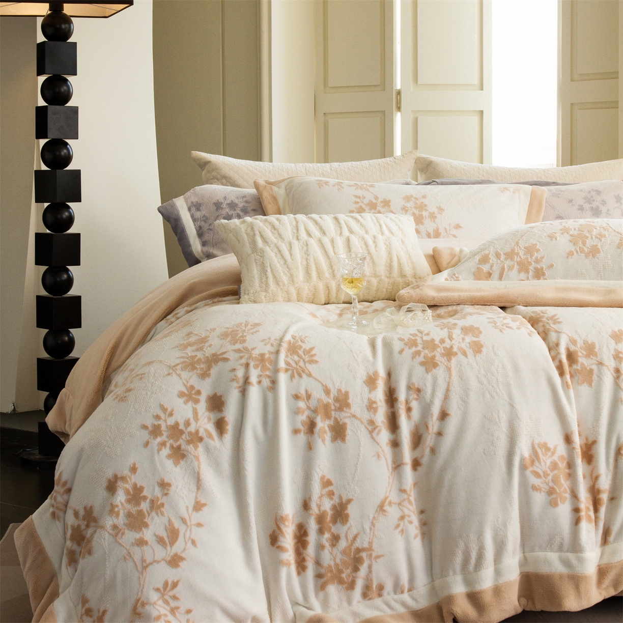 91家纺网 家纺一手货源 找家纺 馨蕊 2025新款秋冬轻奢煦暖绒雕花绒系列四件套-绒澜韵 【券后控价318/338】 绒澜韵-白玉