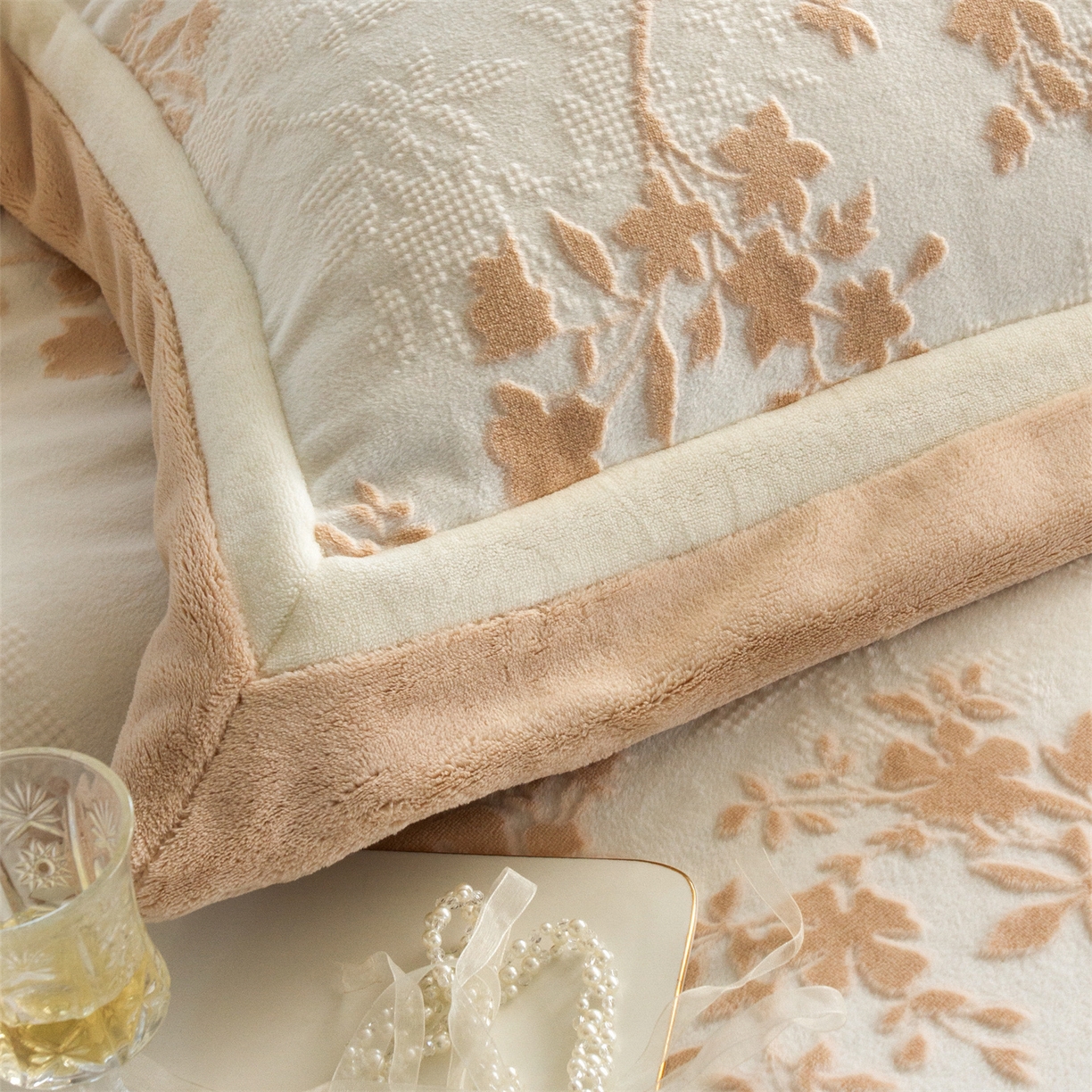 91家纺网 家纺一手货源 找家纺 馨蕊 2025新款秋冬轻奢煦暖绒雕花绒系列四件套-绒澜韵 【券后控价318/338】 绒澜韵-白玉