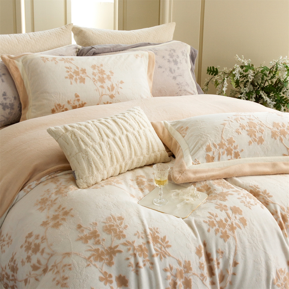 91家纺网 家纺一手货源 找家纺 馨蕊 2025新款秋冬轻奢煦暖绒雕花绒系列四件套-绒澜韵 【券后控价318/338】 绒澜韵-白玉