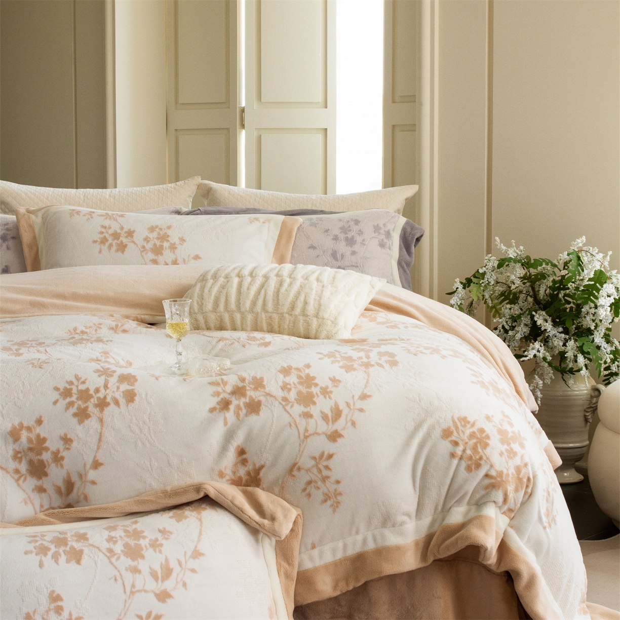 91家纺网 家纺一手货源 找家纺 馨蕊 2025新款秋冬轻奢煦暖绒雕花绒系列四件套-绒澜韵 【券后控价318/338】 绒澜韵-白玉