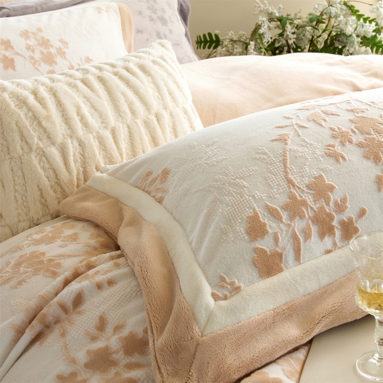 91家纺网 家纺一手货源 找家纺 馨蕊 2025新款秋冬轻奢煦暖绒雕花绒系列四件套-绒澜韵 【券后控价318/338】 绒澜韵-白玉