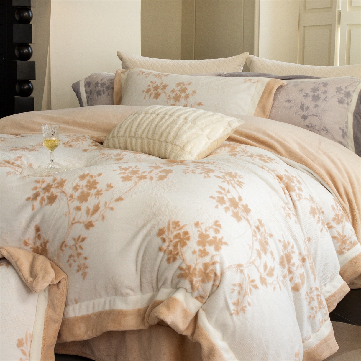 91家纺网 家纺一手货源 找家纺 馨蕊 2025新款秋冬轻奢煦暖绒雕花绒系列四件套-绒澜韵 【券后控价318/338】 绒澜韵-白玉