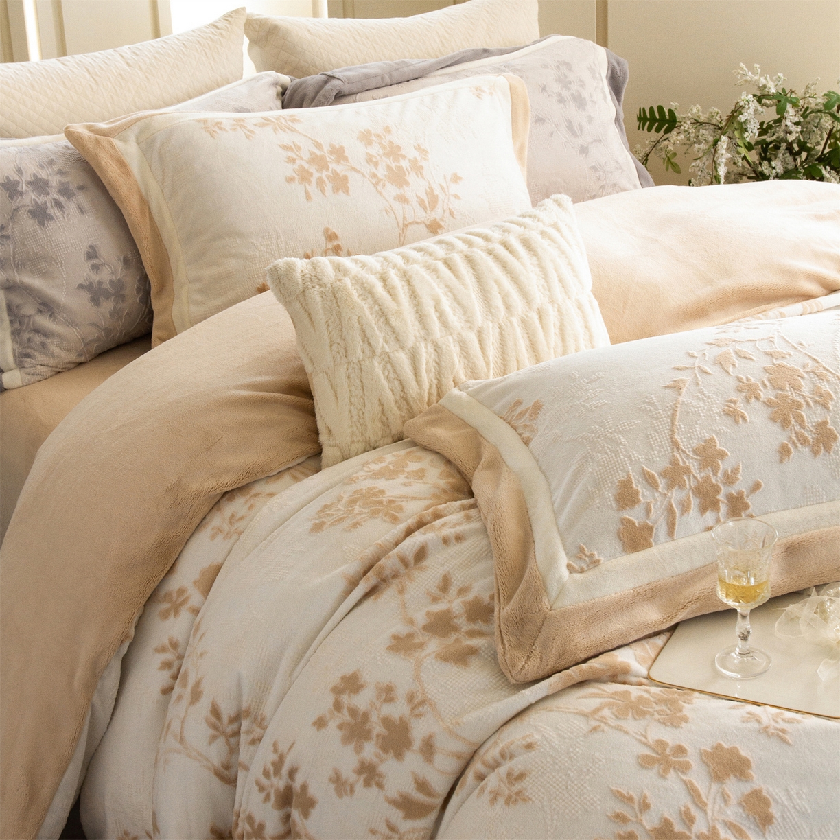 91家纺网 家纺一手货源 找家纺 馨蕊 2025新款秋冬轻奢煦暖绒雕花绒系列四件套-绒澜韵 【券后控价318/338】 绒澜韵-白玉