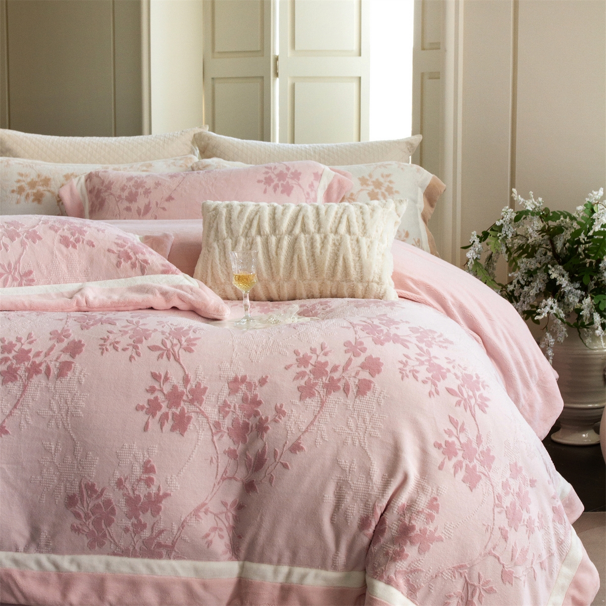 91家纺网 家纺一手货源 找家纺 馨蕊 2025新款秋冬轻奢煦暖绒雕花绒系列四件套-绒澜韵 【券后控价318/338】 绒澜韵-蔷薇粉