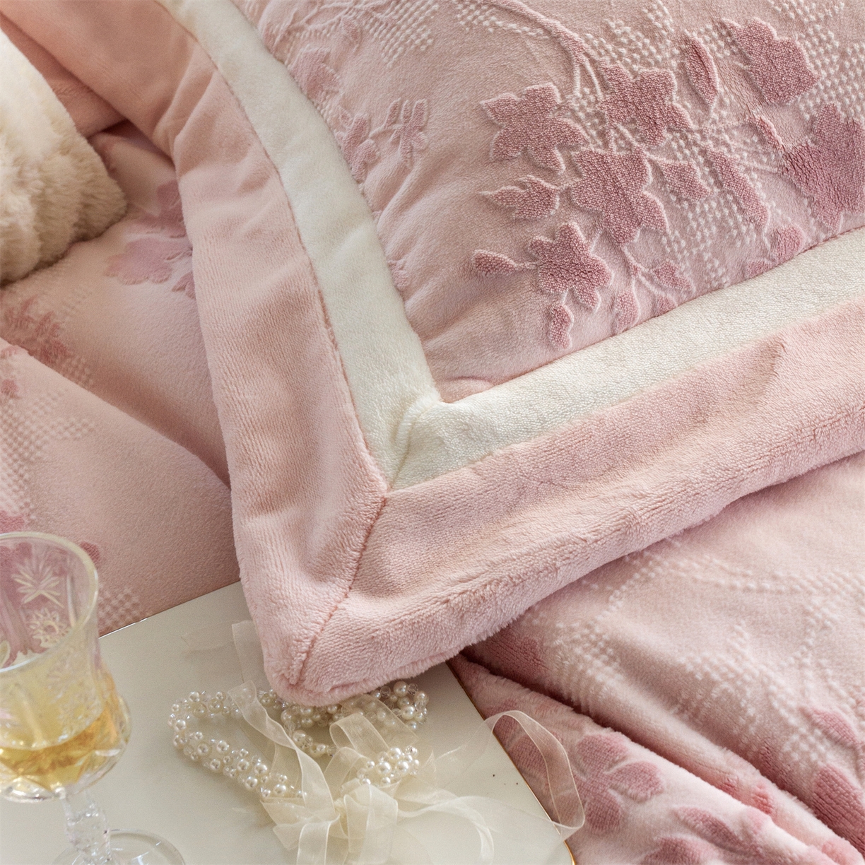 91家纺网 家纺一手货源 找家纺 馨蕊 2025新款秋冬轻奢煦暖绒雕花绒系列四件套-绒澜韵 【券后控价318/338】 绒澜韵-蔷薇粉