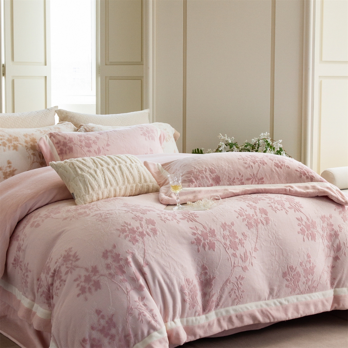 91家纺网 家纺一手货源 找家纺 馨蕊 2025新款秋冬轻奢煦暖绒雕花绒系列四件套-绒澜韵 【券后控价318/338】 绒澜韵-蔷薇粉