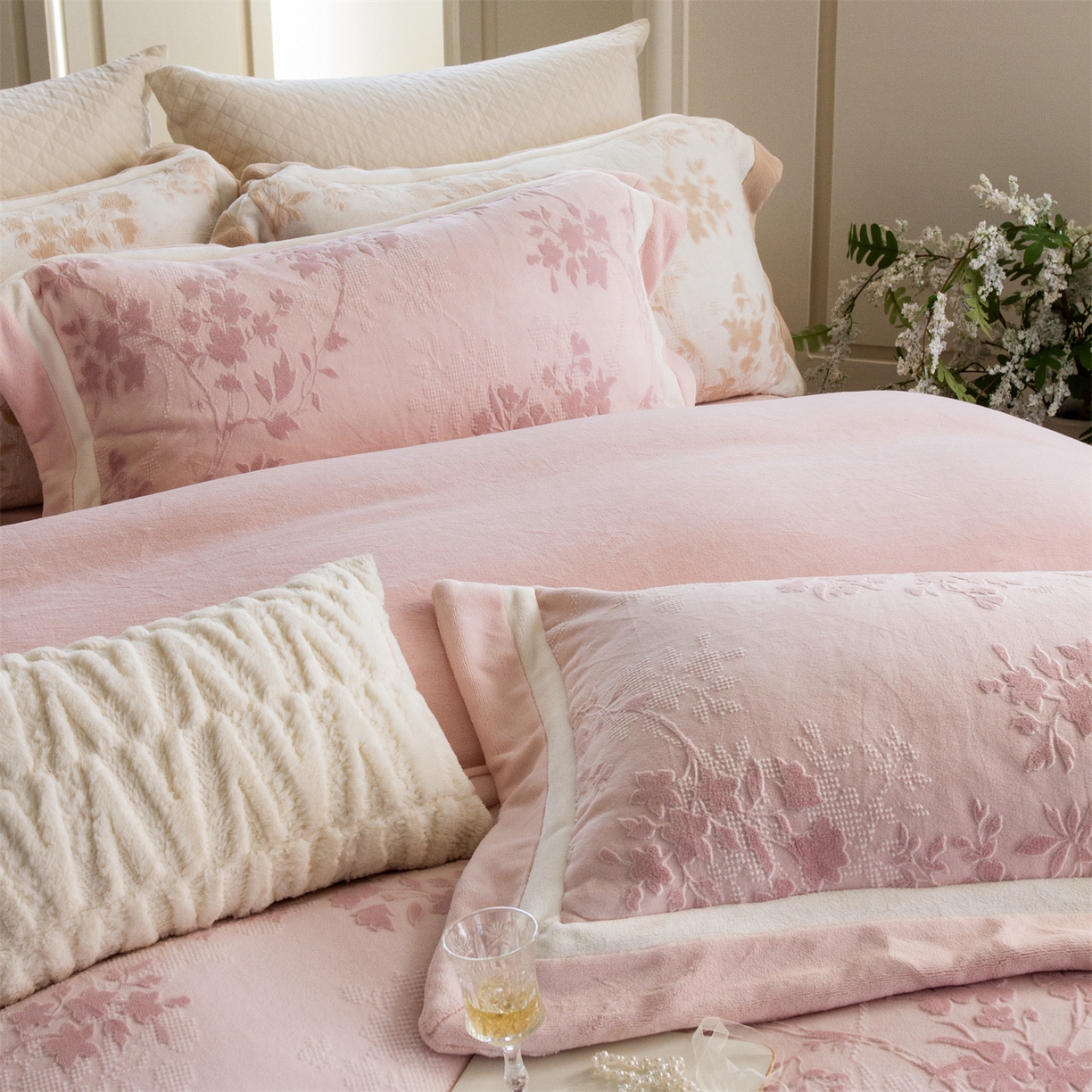 91家纺网 家纺一手货源 找家纺 馨蕊 2025新款秋冬轻奢煦暖绒雕花绒系列四件套-绒澜韵 【券后控价318/338】 绒澜韵-蔷薇粉