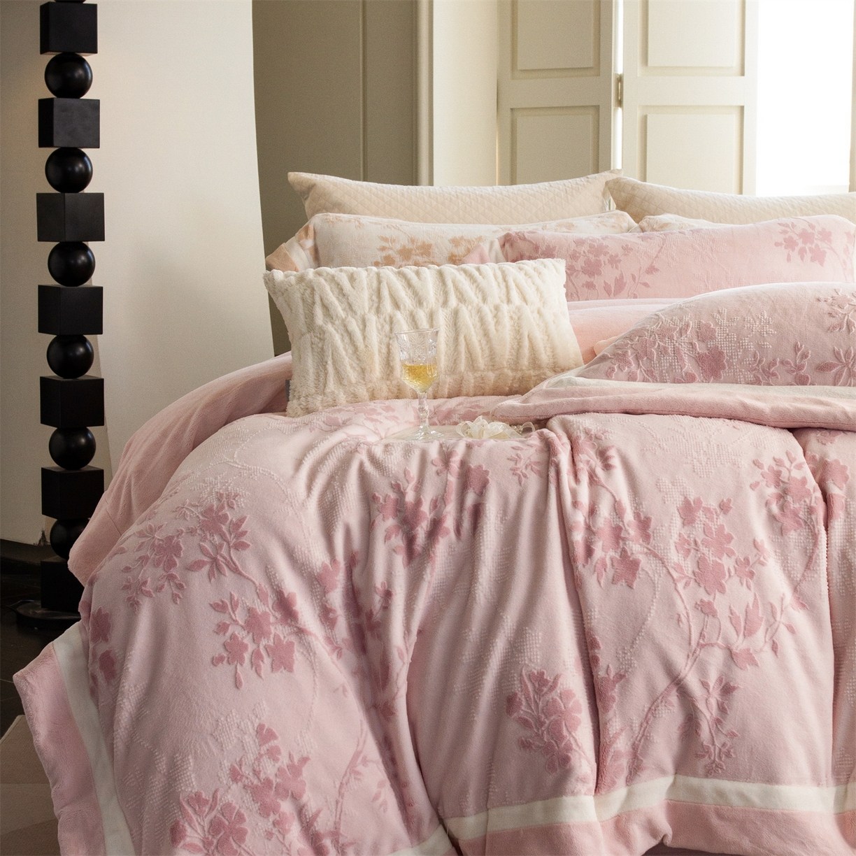 91家纺网 家纺一手货源 找家纺 馨蕊 2025新款秋冬轻奢煦暖绒雕花绒系列四件套-绒澜韵 【券后控价318/338】 绒澜韵-蔷薇粉