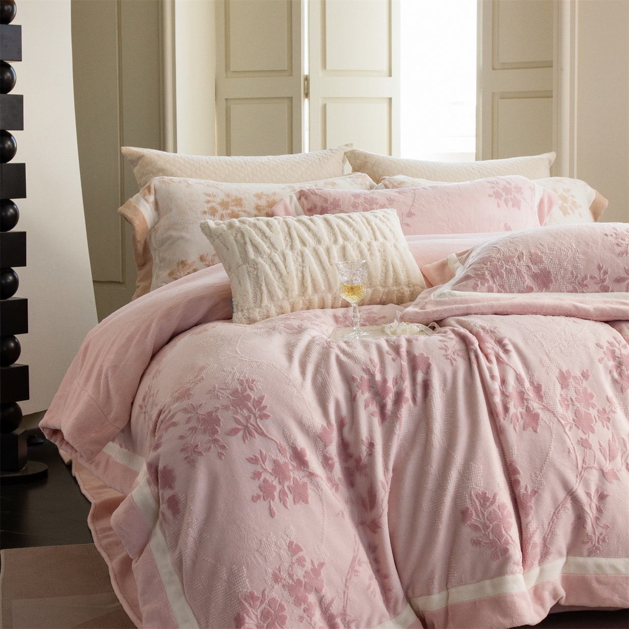 91家纺网 家纺一手货源 找家纺 馨蕊 2025新款秋冬轻奢煦暖绒雕花绒系列四件套-绒澜韵 【券后控价318/338】 绒澜韵-蔷薇粉