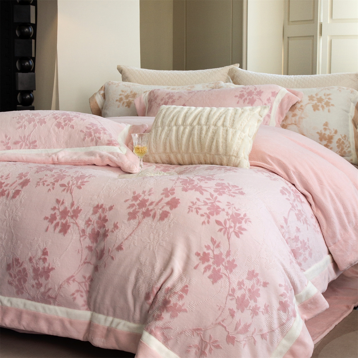 91家纺网 家纺一手货源 找家纺 馨蕊 2025新款秋冬轻奢煦暖绒雕花绒系列四件套-绒澜韵 【券后控价318/338】 绒澜韵-蔷薇粉