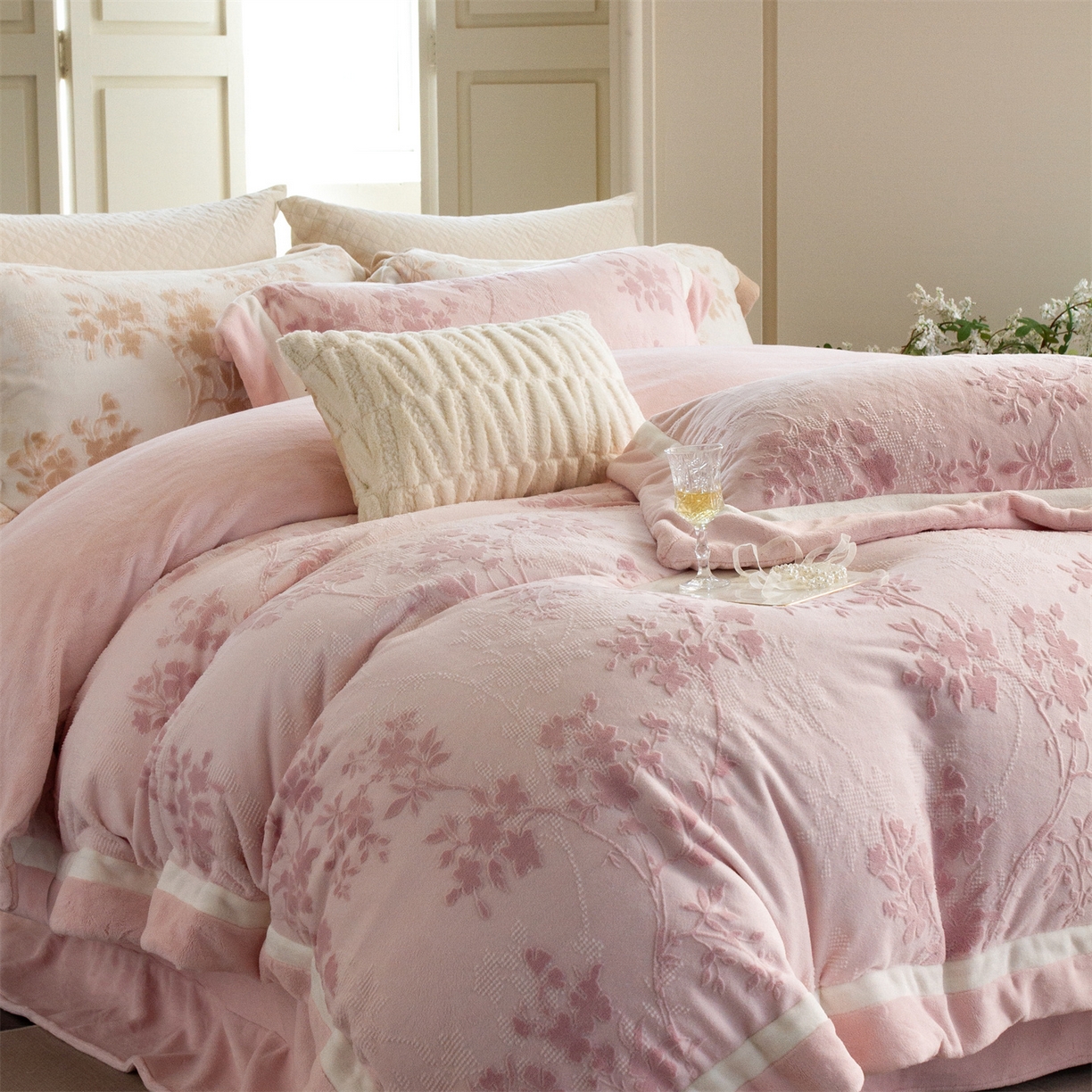 91家纺网 家纺一手货源 找家纺 馨蕊 2025新款秋冬轻奢煦暖绒雕花绒系列四件套-绒澜韵 【券后控价318/338】 绒澜韵-蔷薇粉