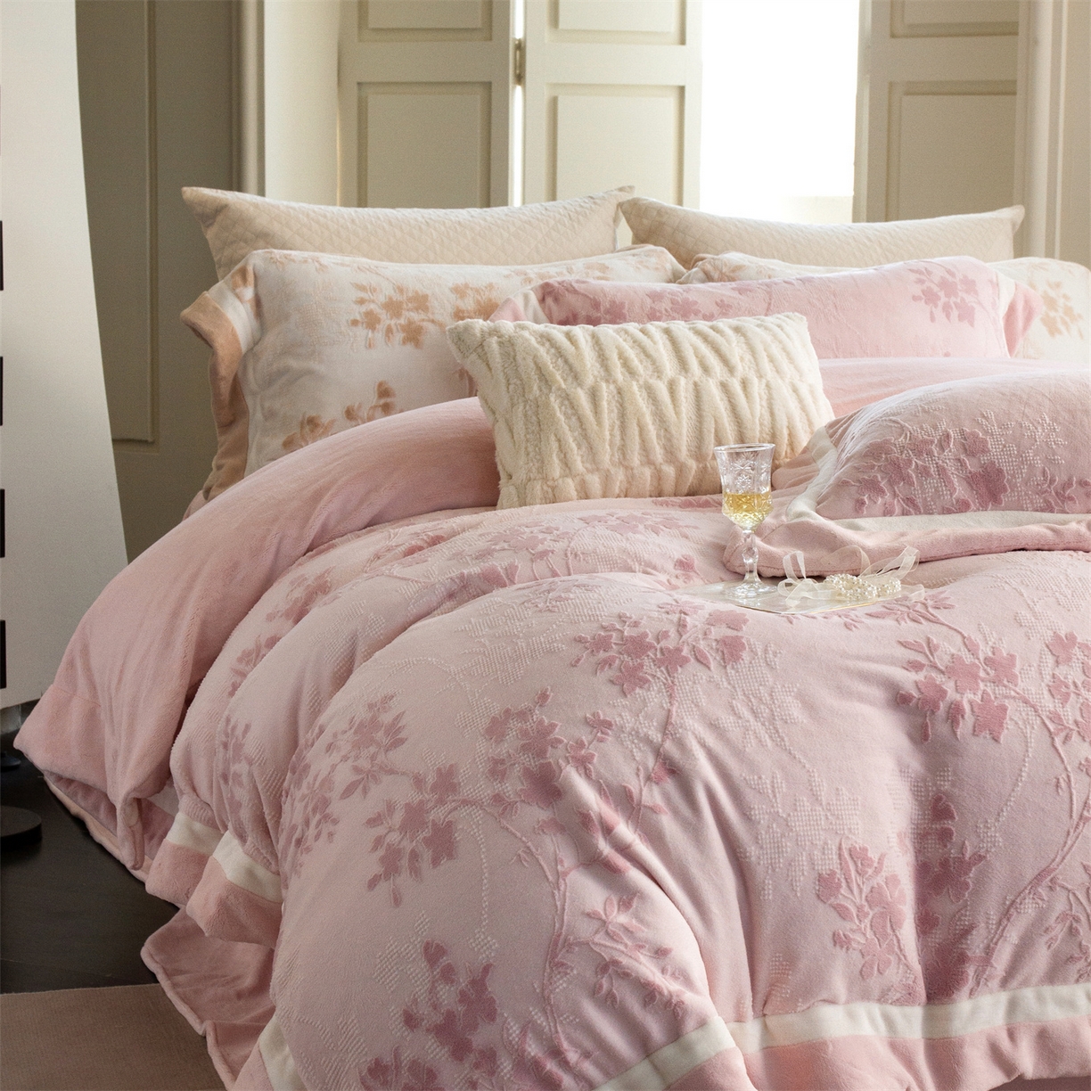 91家纺网 家纺一手货源 找家纺 馨蕊 2025新款秋冬轻奢煦暖绒雕花绒系列四件套-绒澜韵 【券后控价318/338】 绒澜韵-蔷薇粉