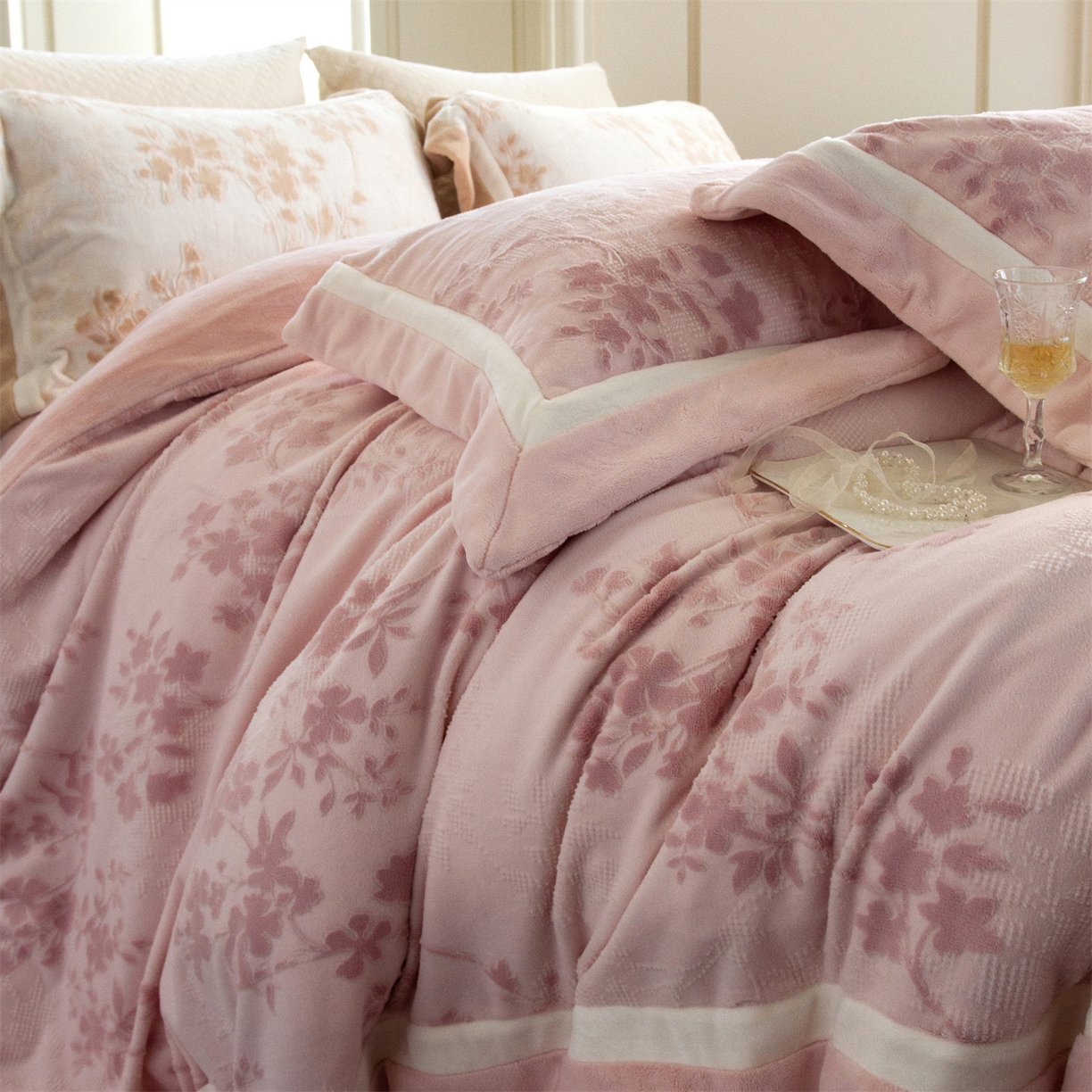 馨蕊 2025新款秋冬轻奢煦暖绒雕花绒系列四件套-绒澜韵 【券后控价318/338】 绒澜韵-蔷薇粉