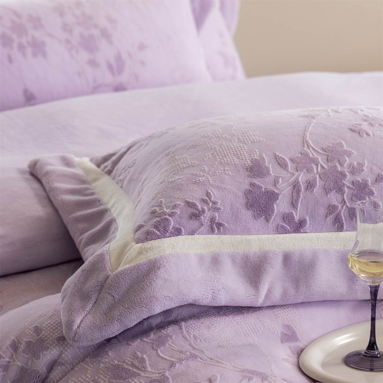 91家纺网 家纺一手货源 找家纺 馨蕊 2025新款秋冬轻奢煦暖绒雕花绒系列四件套-绒澜韵 【券后控价318/338】 绒澜韵-婉若紫