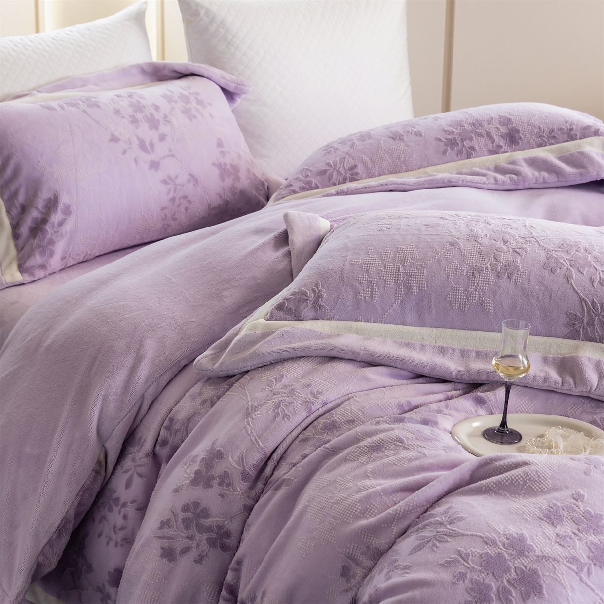 91家纺网 家纺一手货源 找家纺 馨蕊 2025新款秋冬轻奢煦暖绒雕花绒系列四件套-绒澜韵 【券后控价318/338】 绒澜韵-婉若紫