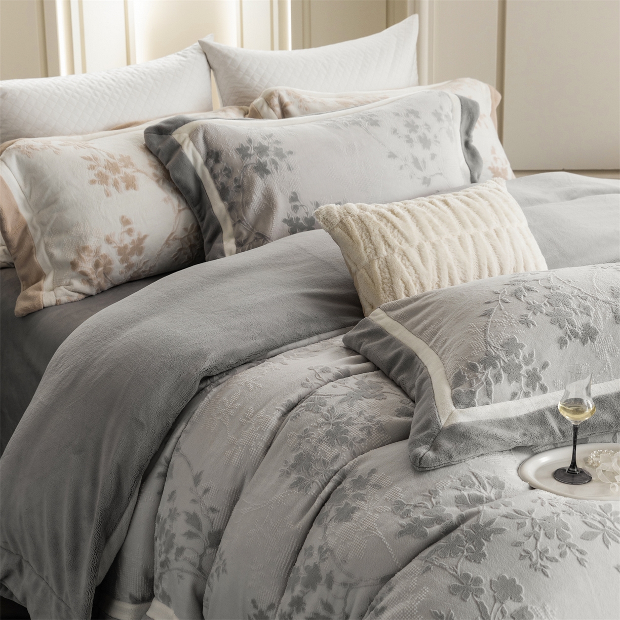 91家纺网 家纺一手货源 找家纺 馨蕊 2025新款秋冬轻奢煦暖绒雕花绒系列四件套-绒澜韵 【券后控价318/338】 绒澜韵-高级灰