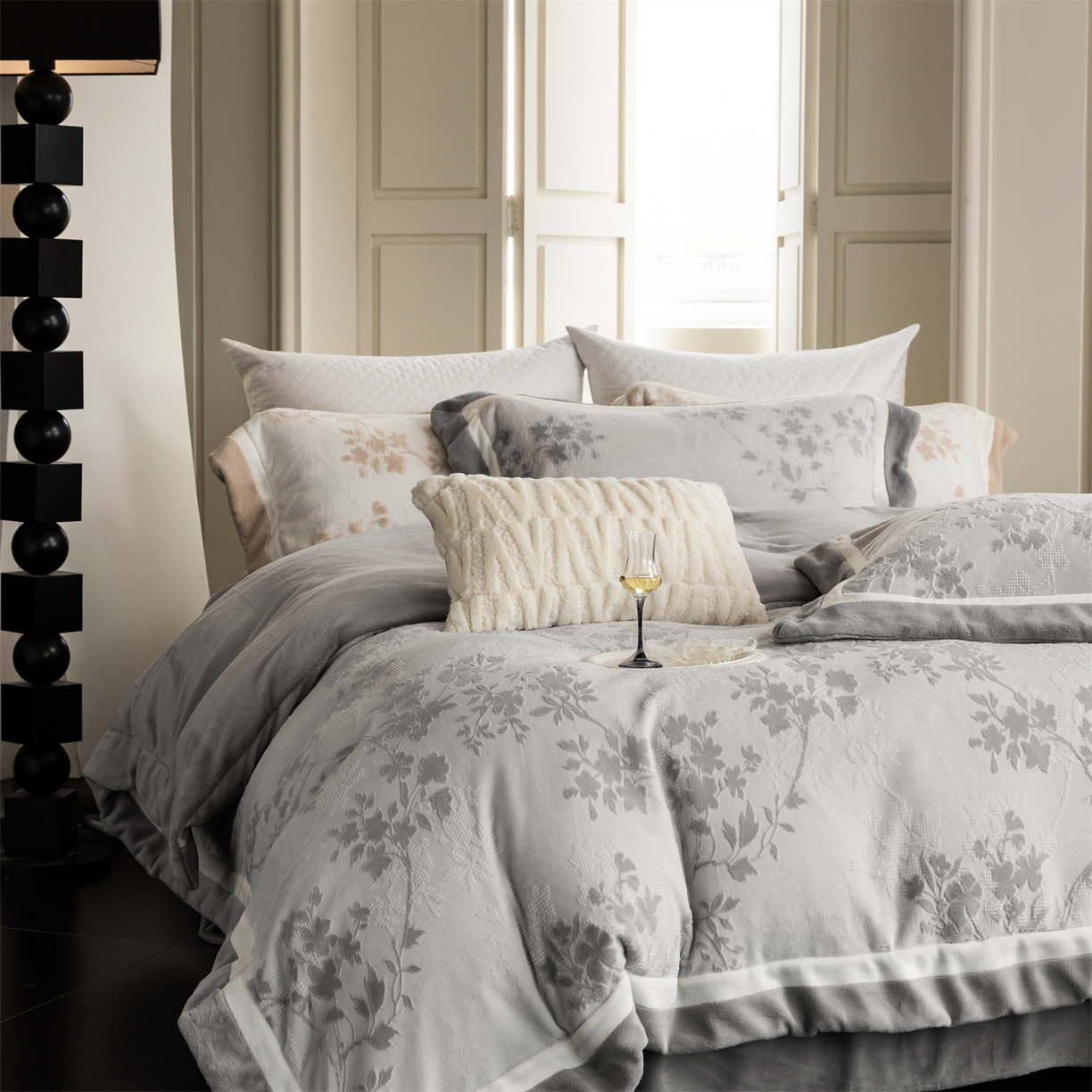 91家纺网 家纺一手货源 找家纺 馨蕊 2025新款秋冬轻奢煦暖绒雕花绒系列四件套-绒澜韵 【券后控价318/338】 绒澜韵-高级灰