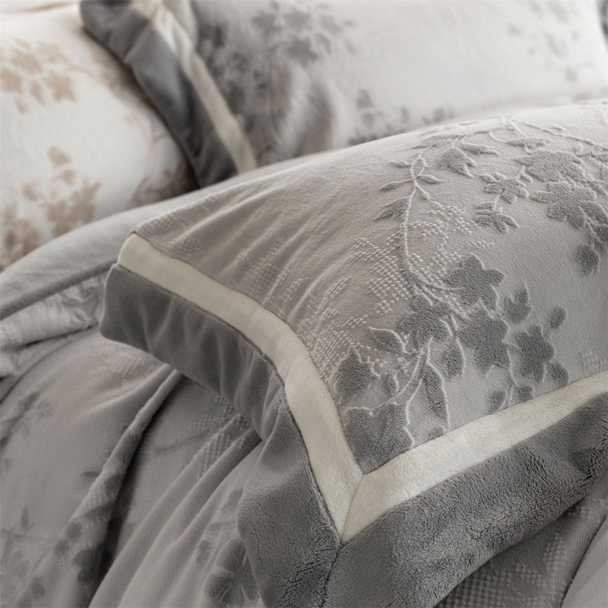 91家纺网 家纺一手货源 找家纺 馨蕊 2025新款秋冬轻奢煦暖绒雕花绒系列四件套-绒澜韵 【券后控价318/338】 绒澜韵-高级灰