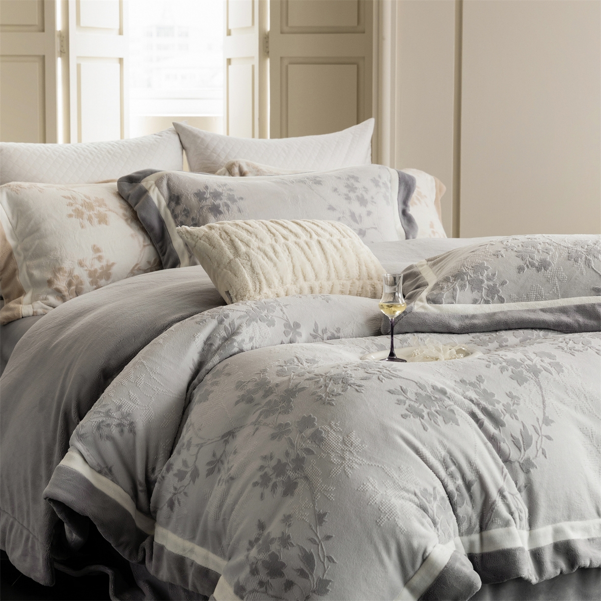 91家纺网 家纺一手货源 找家纺 馨蕊 2025新款秋冬轻奢煦暖绒雕花绒系列四件套-绒澜韵 【券后控价318/338】 绒澜韵-高级灰