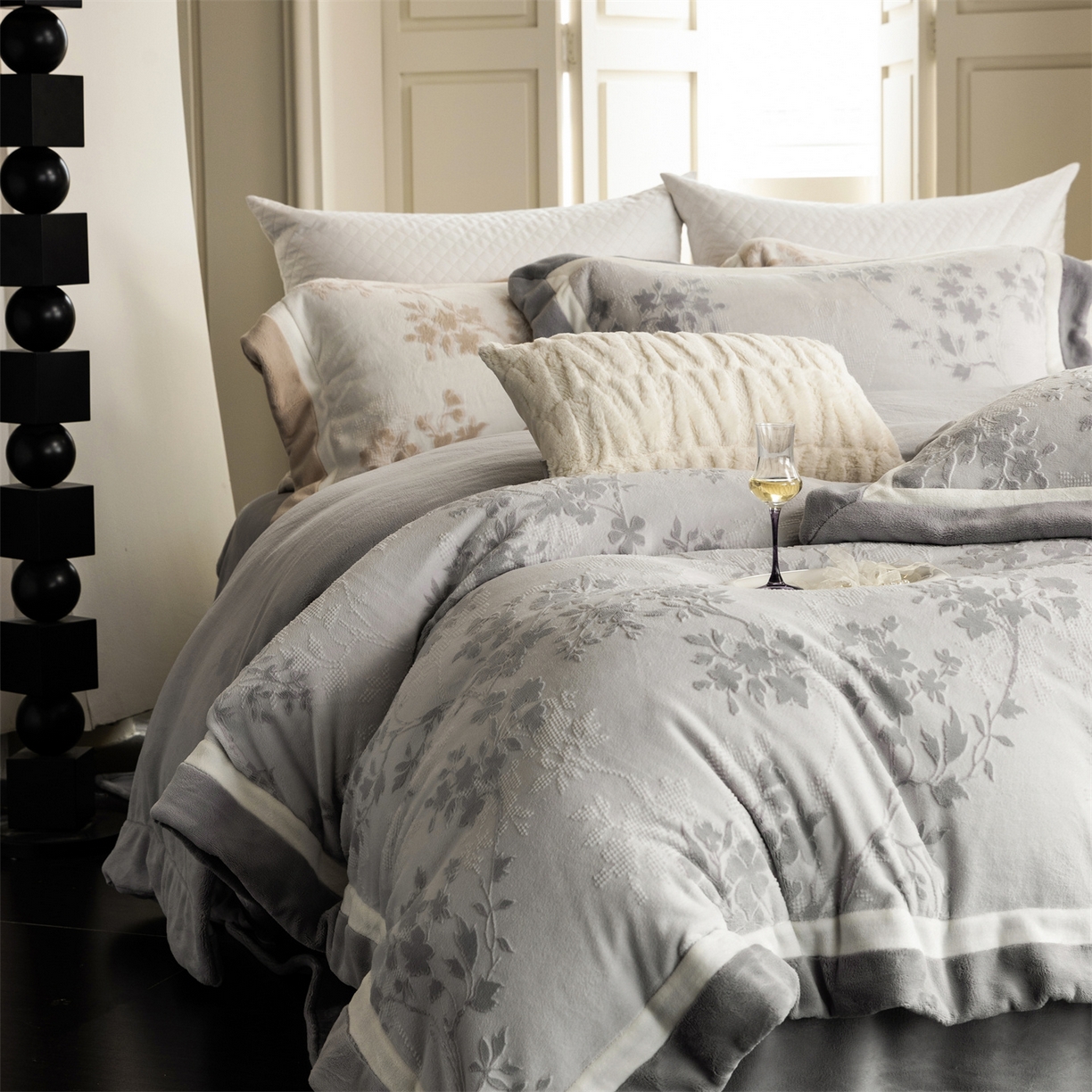 91家纺网 家纺一手货源 找家纺 馨蕊 2025新款秋冬轻奢煦暖绒雕花绒系列四件套-绒澜韵 【券后控价318/338】 绒澜韵-高级灰