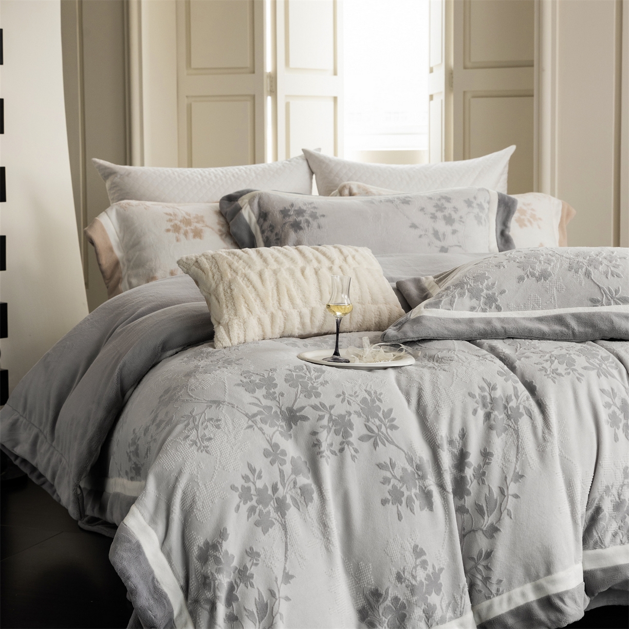 91家纺网 家纺一手货源 找家纺 馨蕊 2025新款秋冬轻奢煦暖绒雕花绒系列四件套-绒澜韵 【券后控价318/338】 绒澜韵-高级灰