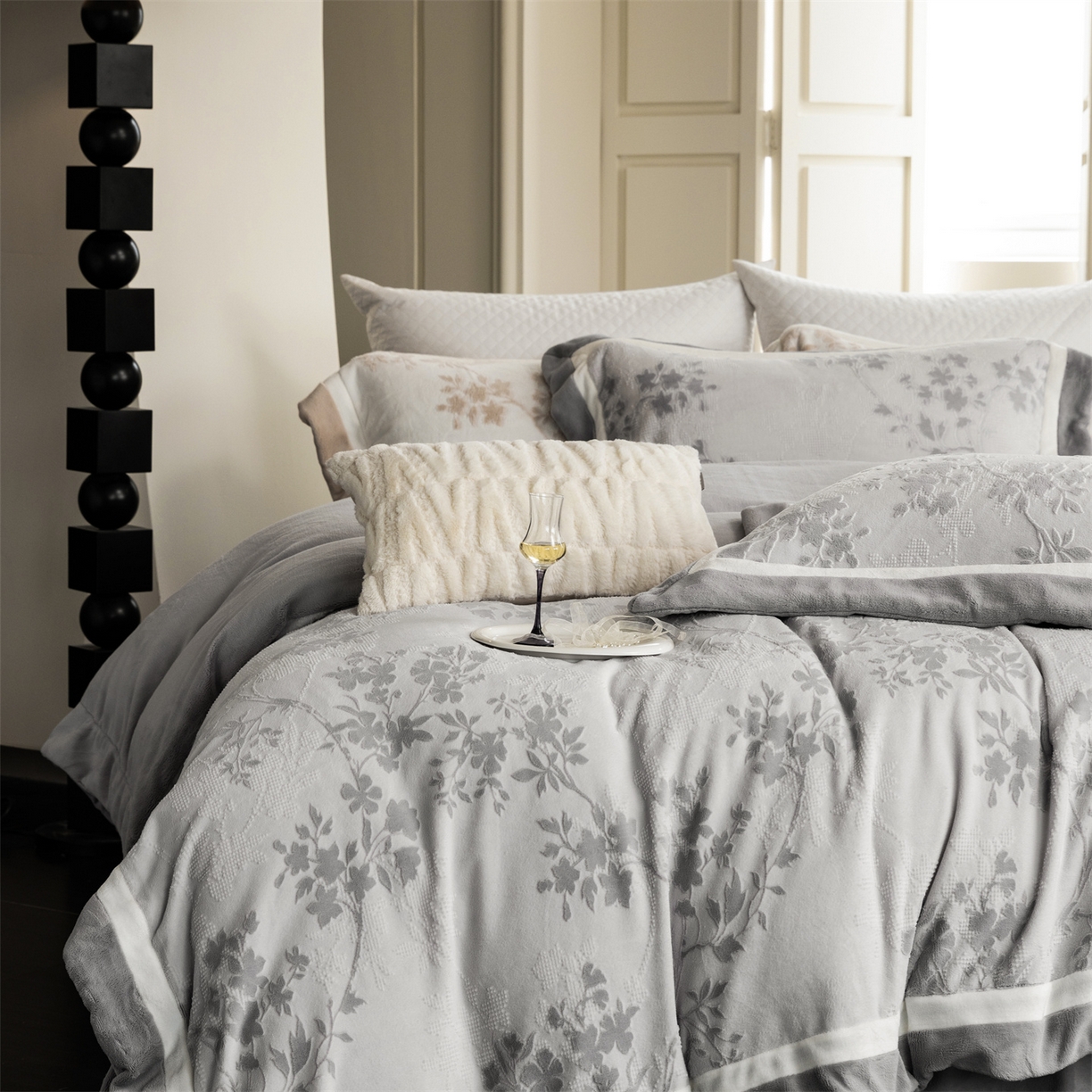 91家纺网 家纺一手货源 找家纺 馨蕊 2025新款秋冬轻奢煦暖绒雕花绒系列四件套-绒澜韵 【券后控价318/338】 绒澜韵-高级灰