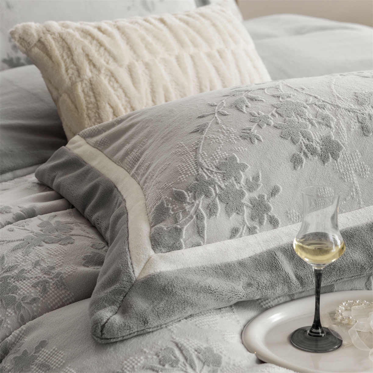 91家纺网 家纺一手货源 找家纺 馨蕊 2025新款秋冬轻奢煦暖绒雕花绒系列四件套-绒澜韵 【券后控价318/338】 绒澜韵-高级灰