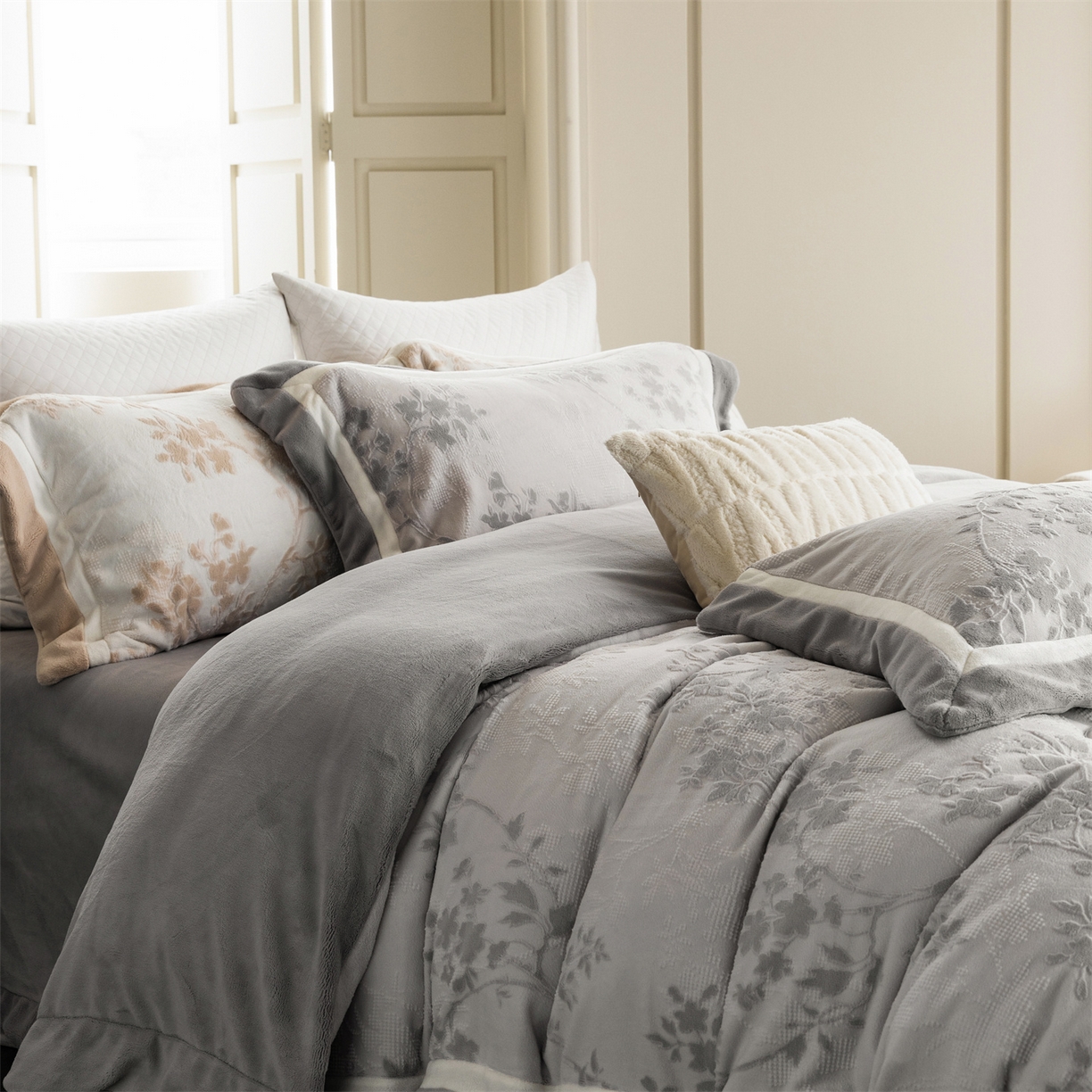 91家纺网 家纺一手货源 找家纺 馨蕊 2025新款秋冬轻奢煦暖绒雕花绒系列四件套-绒澜韵 【券后控价318/338】 绒澜韵-高级灰