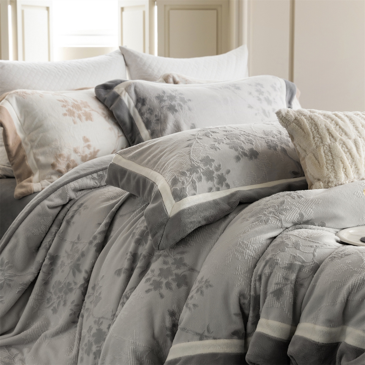 91家纺网 家纺一手货源 找家纺 馨蕊 2025新款秋冬轻奢煦暖绒雕花绒系列四件套-绒澜韵 【券后控价318/338】 绒澜韵-高级灰