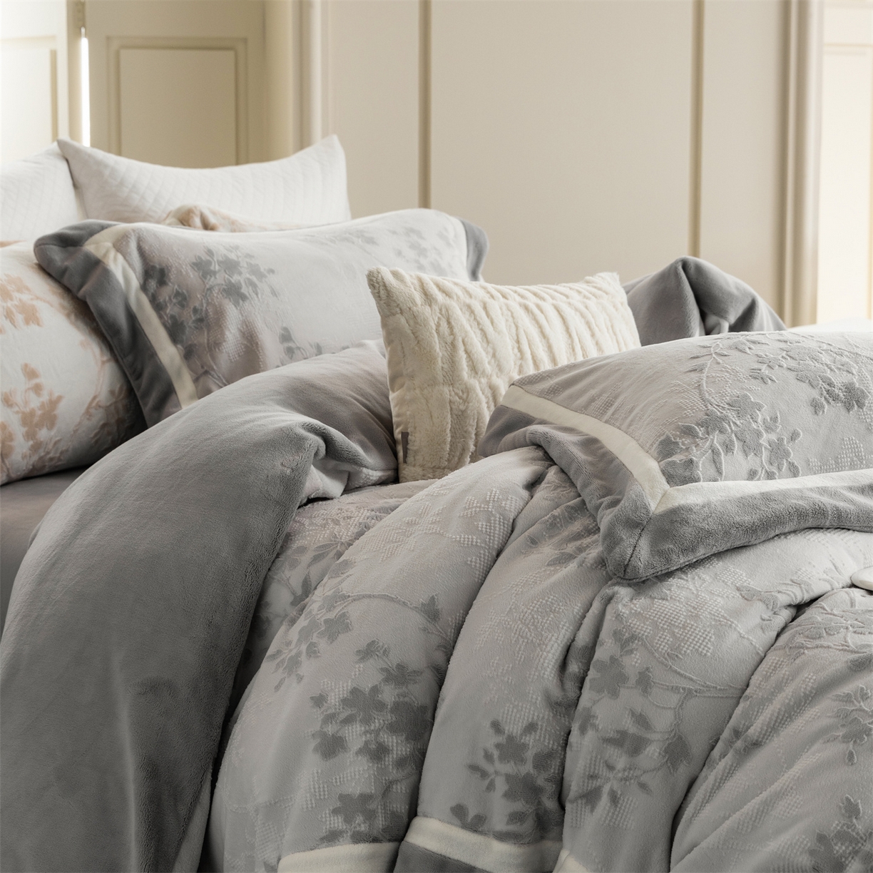 91家纺网 家纺一手货源 找家纺 馨蕊 2025新款秋冬轻奢煦暖绒雕花绒系列四件套-绒澜韵 【券后控价318/338】 绒澜韵-高级灰