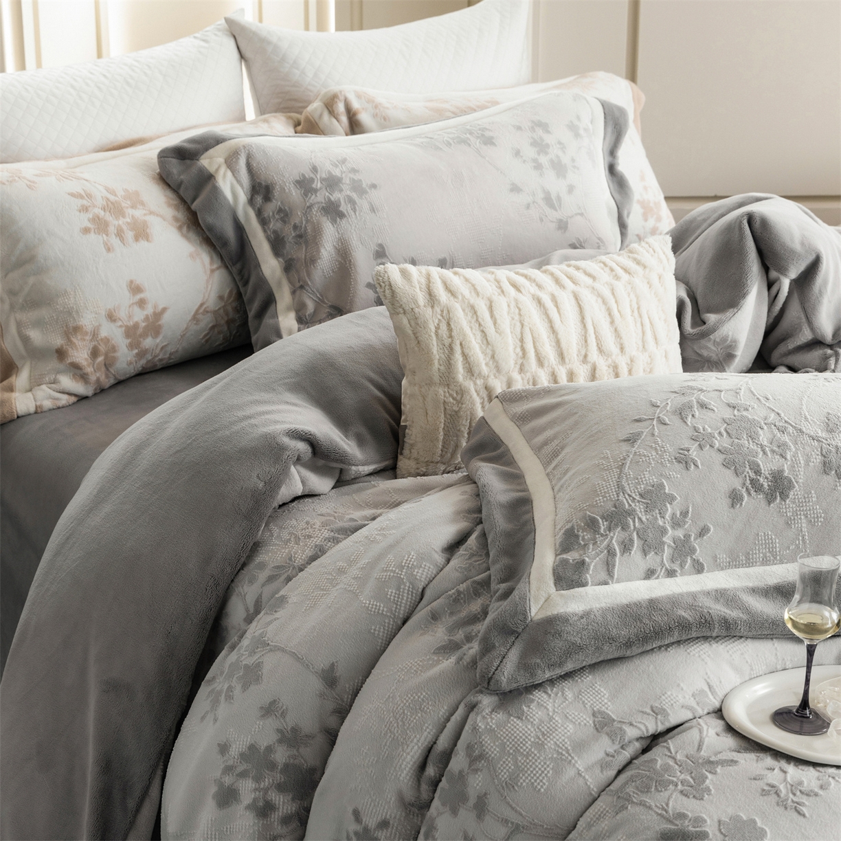 91家纺网 家纺一手货源 找家纺 馨蕊 2025新款秋冬轻奢煦暖绒雕花绒系列四件套-绒澜韵 【券后控价318/338】 绒澜韵-高级灰