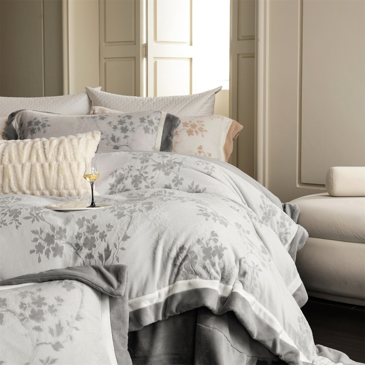 91家纺网 家纺一手货源 找家纺 馨蕊 2025新款秋冬轻奢煦暖绒雕花绒系列四件套-绒澜韵 【券后控价318/338】 绒澜韵-高级灰