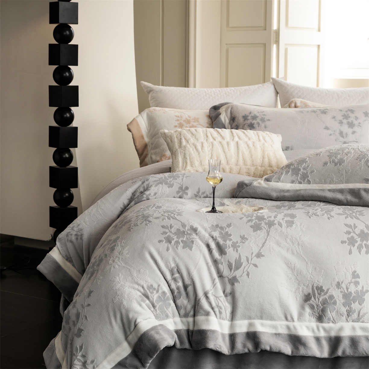 91家纺网 家纺一手货源 找家纺 馨蕊 2025新款秋冬轻奢煦暖绒雕花绒系列四件套-绒澜韵 【券后控价318/338】 绒澜韵-高级灰