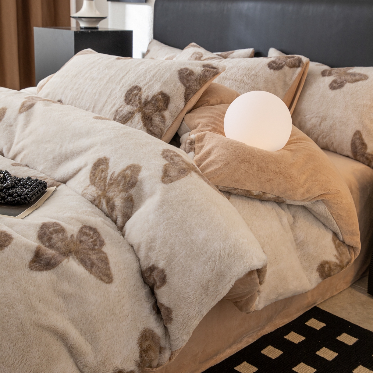 91家纺网 家纺一手货源 找家纺 （总）简宜家居（朝初家纺） 2025新款印花兔兔绒+纯色牛奶绒双拼四件套,蝶影暖绒,米绒花絮,墨绒花-奶白,秋枝果绿,秋枝焦糖,一支秀-咖