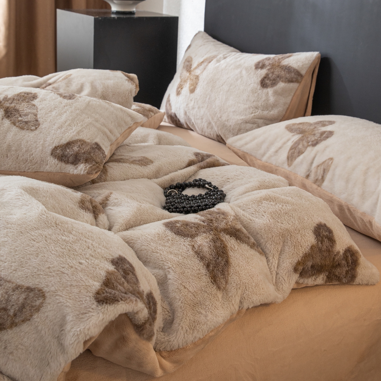 91家纺网 家纺一手货源 找家纺 简宜家居（朝初家纺） 2025新款印花兔兔绒+纯色牛奶绒双拼四件套 蝶影暖绒